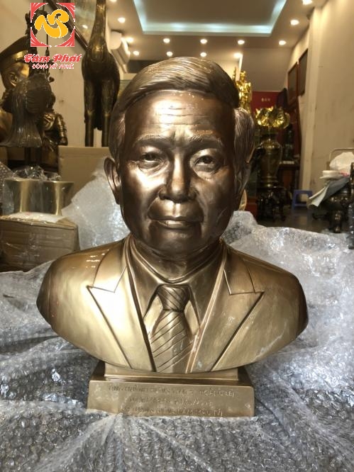 Sự khác biệt cơ bản giữa tượng truyền thần bằng gỗ và tượng truyền thần bằng đồng.