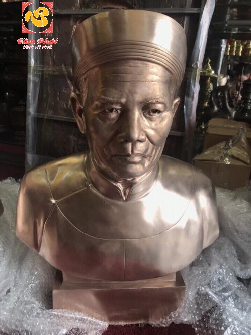 Sự khác biệt cơ bản giữa tượng truyền thần bằng gỗ và tượng truyền thần bằng đồng.