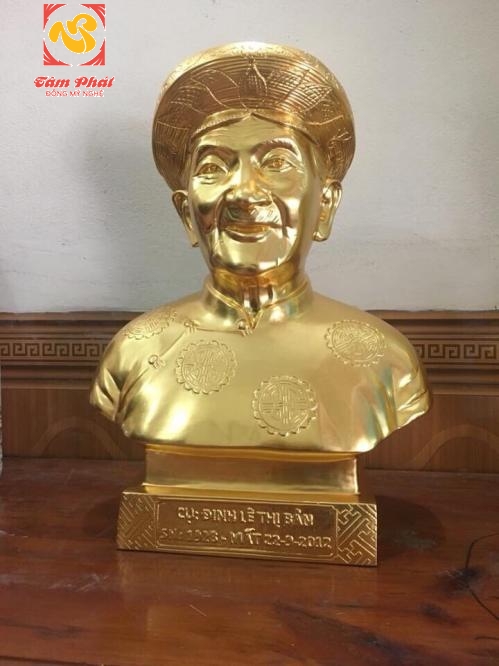 Sự khác biệt cơ bản giữa tượng truyền thần bằng gỗ và tượng truyền thần bằng đồng.