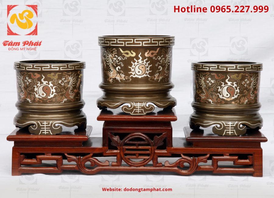 Bát hương đồng được đúc thủ công bởi các nghệ nhân cấp đúc đồng, những người làm đồ thờ bằng đồng Ý Yên thực hiện, chạm trổ hoa văn vô cùng tinh xảo.