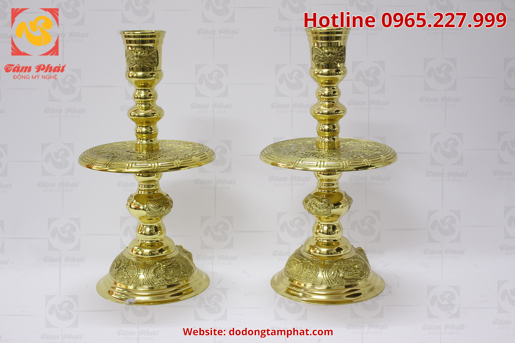 Đôi nến bằng đồng màu vàng