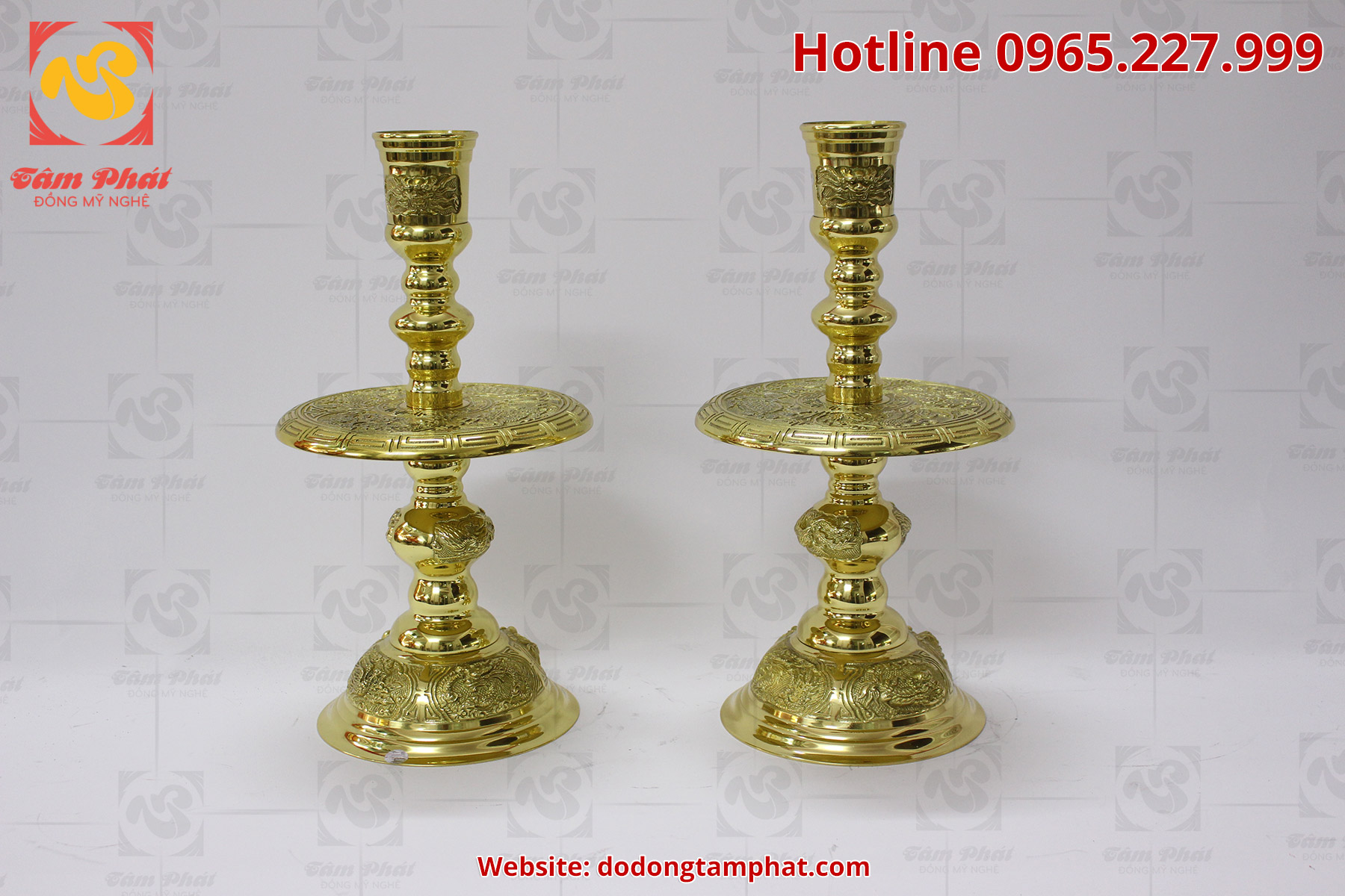 Đôi nến bằng đồng màu vàng