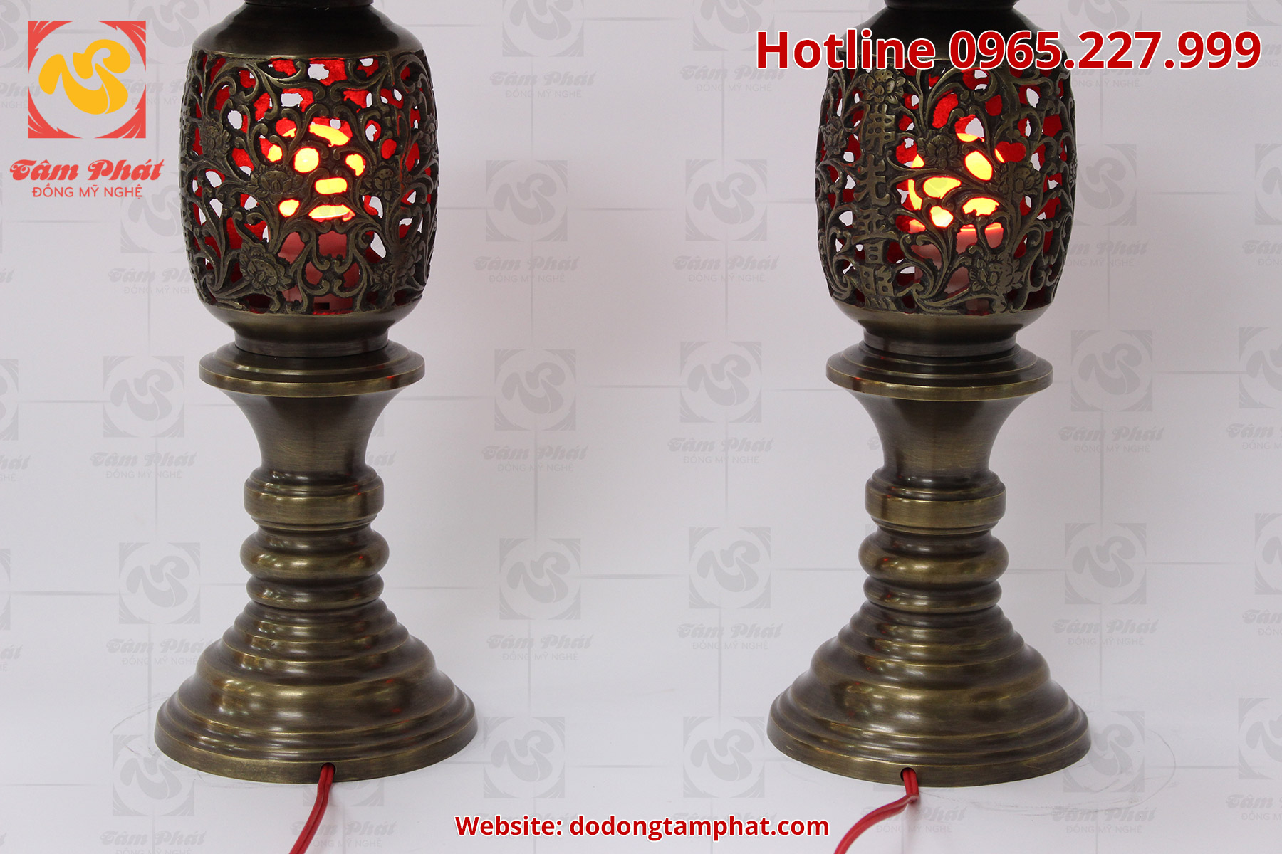 Đôi đèn thờ bằng đồng màu hun xanh giả cổ