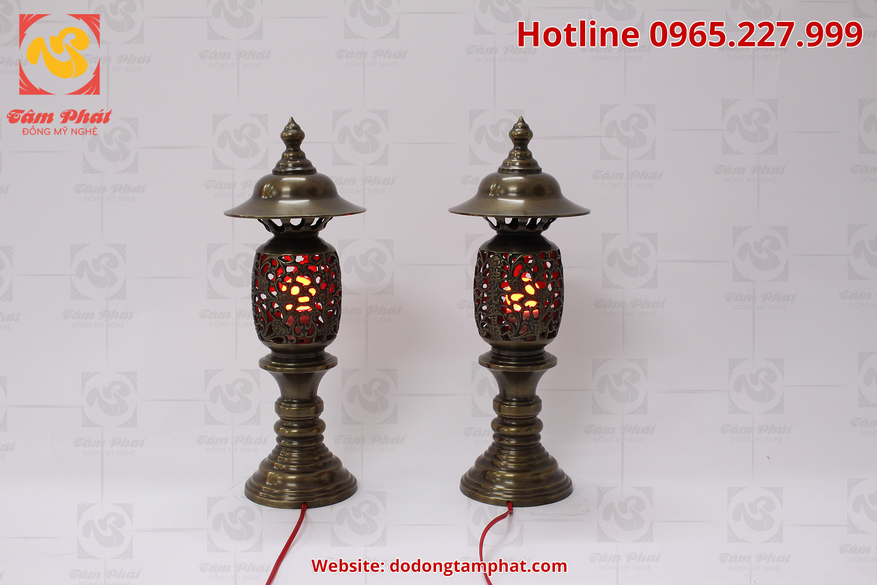 Đôi đèn thờ bằng đồng màu hun xanh giả cổ