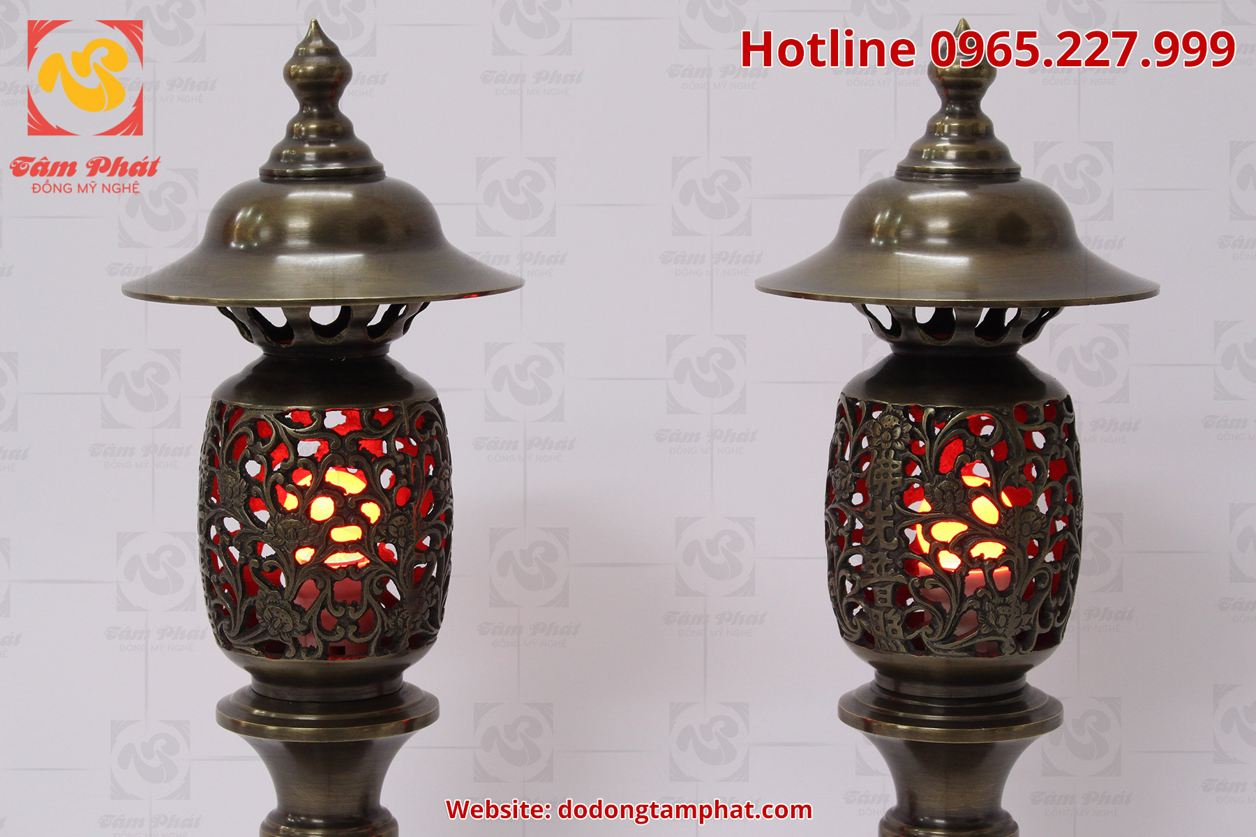 Đôi đèn thờ bằng đồng màu hun xanh giả cổ