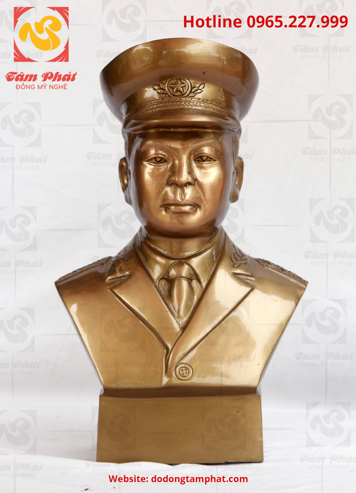 Tượng đồng Hưng Đạo Đại vương Trần Quốc Tuấn đúc tinh xảo