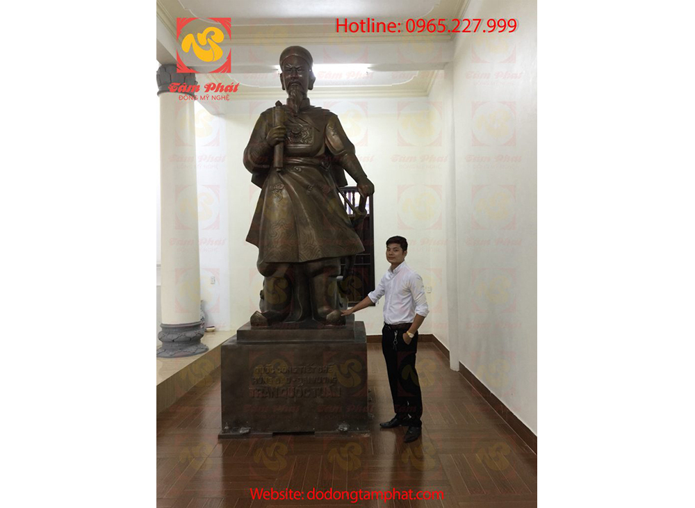Tượng Trần Hưng Đạo bằng đồng