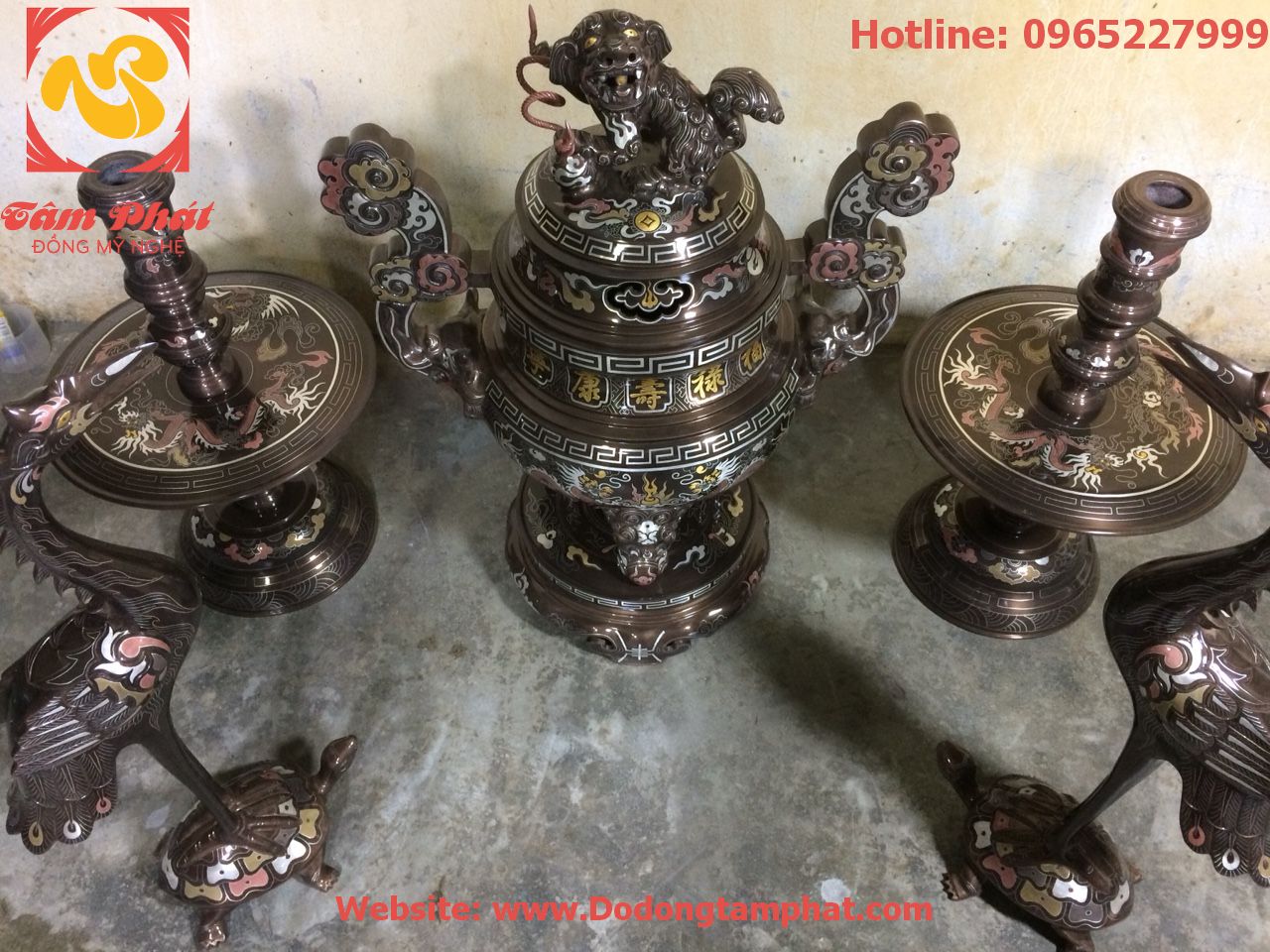 Chân nến đồng đỏ khảm ngũ sắc