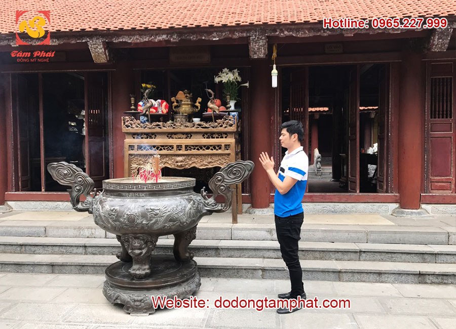 Lư đồng đỏ 1m5 tại đền thờ Hai Bà Trưng