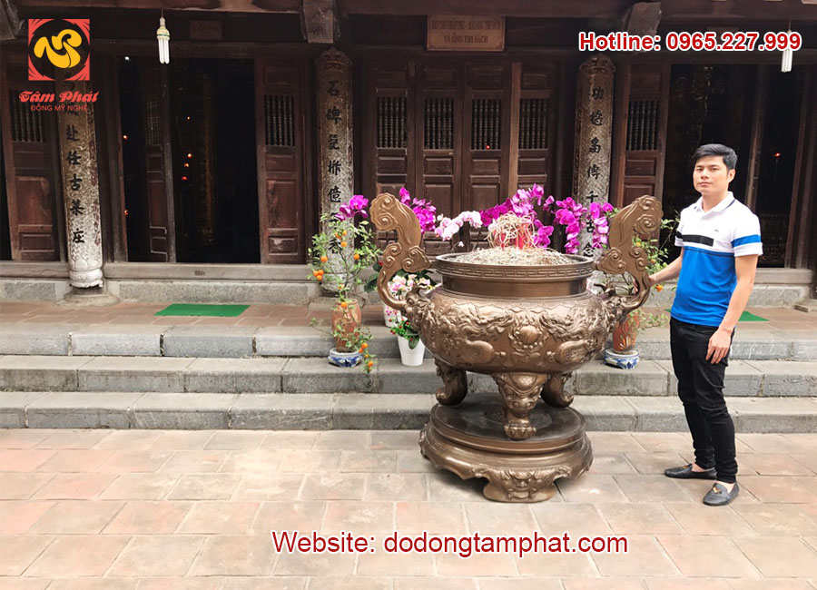 Lư đồng đỏ 1m5 tại đền thờ Hai Bà Trưng