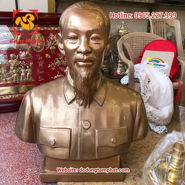 Tượng Bác Hồ vẫy tay chào bằng đồng
