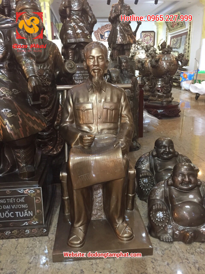 Tượng Bác Hồ đọc báo Nhân Dân Xã Luận