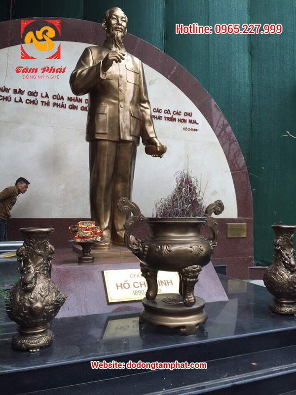 Tượng Bác Hồ vẫy tay chào bằng đồng