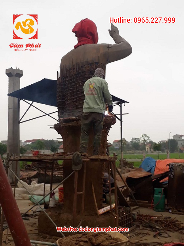 Tượng Bác Hồ vẫy tay chào bằng đồng