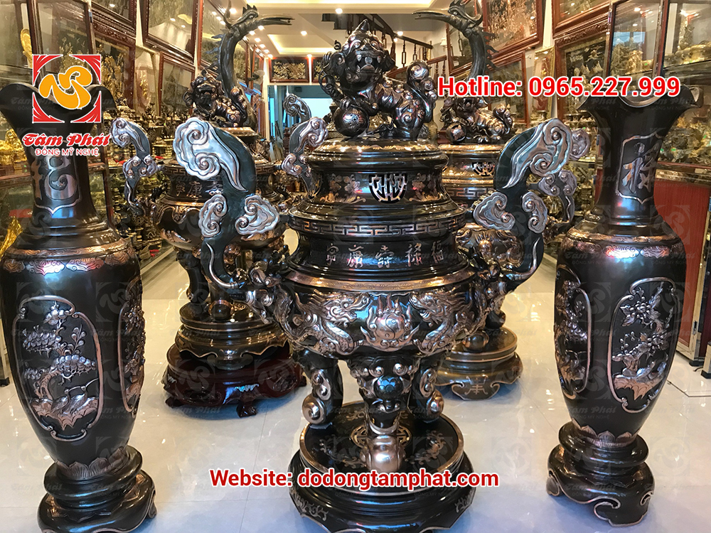 Đỉnh đồng và đôi lọ thờ cúng đồng đỏ cạo màu cung tiến nhà thờ họ