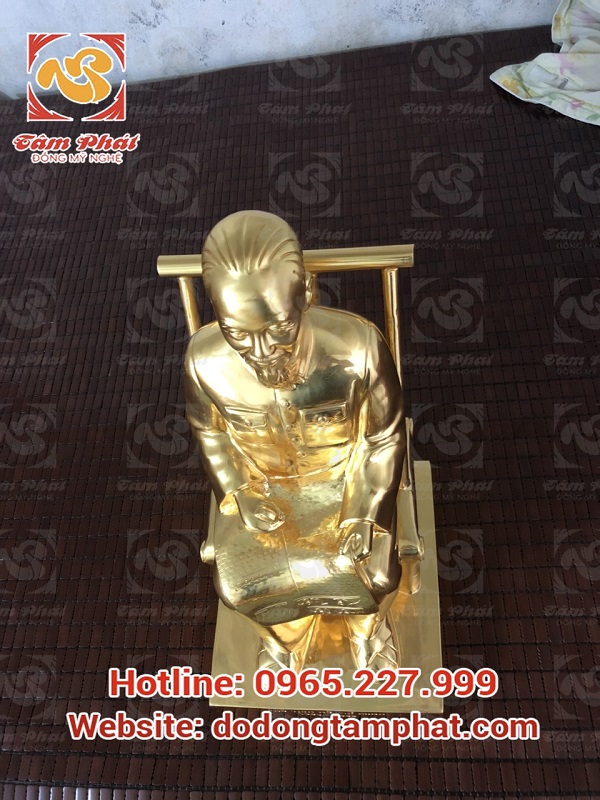 Tượng đồng Bác Hồ ngồi đọc báo Nhân Dân Xã Luận thiếp vàng cao 60cm
