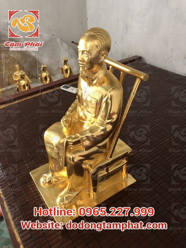 Tượng đồng Bác Hồ ngồi đọc báo Nhân Dân Xã Luận thiếp vàng cao 60cm