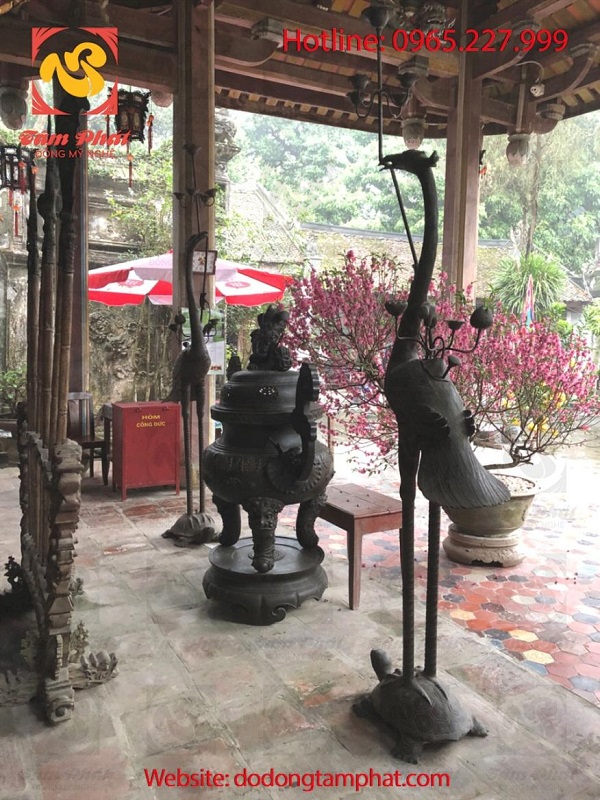 Hạc đồng cỡ lớn, hun giả cổ đặt tại nơi thờ cúng tâm linh