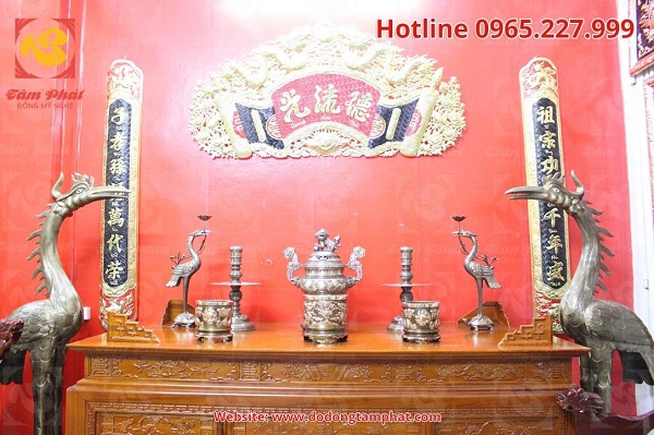 Hạc đồng cỡ lớn, hun giả cổ đặt tại nơi thờ cúng tâm linh