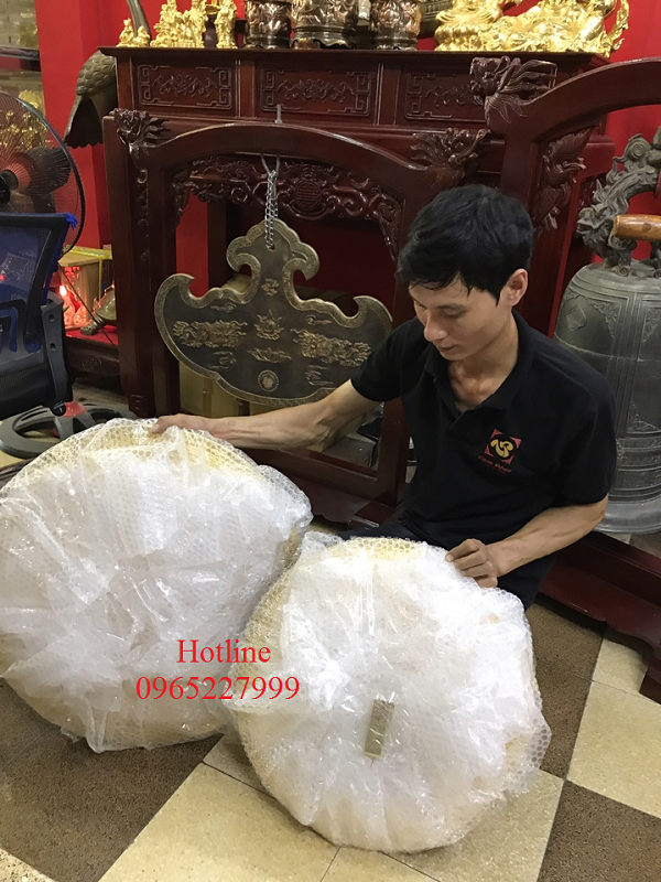 Khánh đồng cúng tiến cổ điển, treo giá gỗ