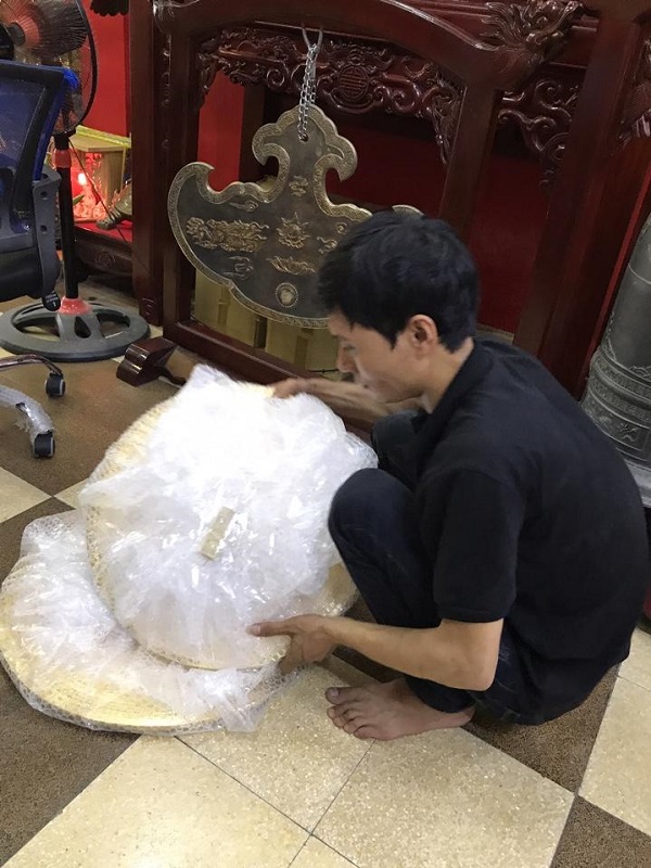 Khánh đồng cúng tiến cổ điển, treo giá gỗ