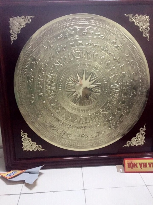 Tranh mặt trống đồng đường kính 70cm, khung gỗ cổ điển