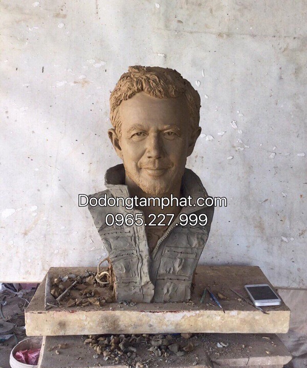 Tượng chân dung Thái tử Đan Mạch Frederik bằng đồng