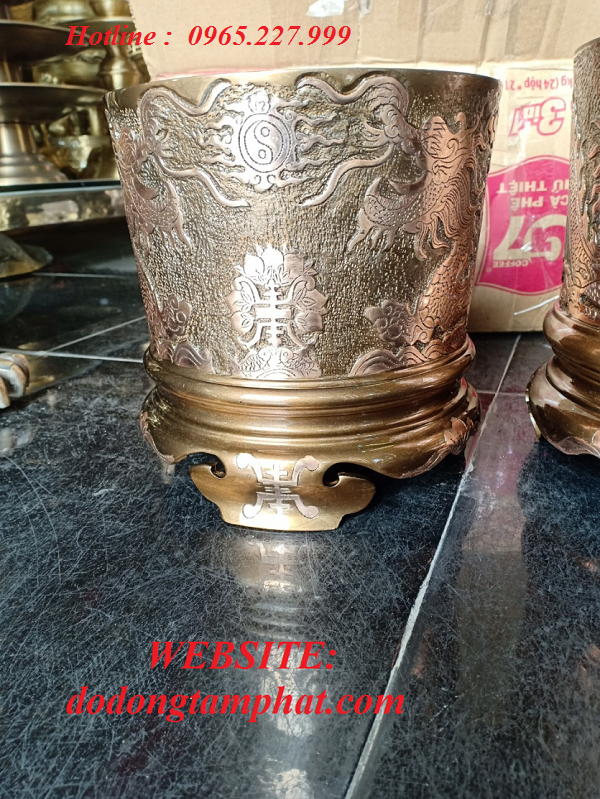 Bát hương bằng đồng đỏ chạm nổi hoa văn Rồng và chữ Thọ
