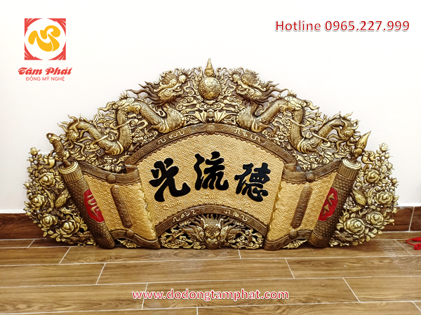 Cuốn thư câu đối Đức Lưu Quang chế tác từ đồng vàng nguyên tấm