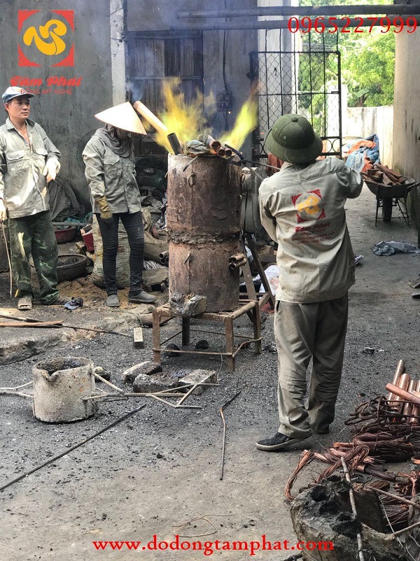 Đúc chuông đồng vàng nặng 100kg sản phẩm đúc sẵn có tại xưởng