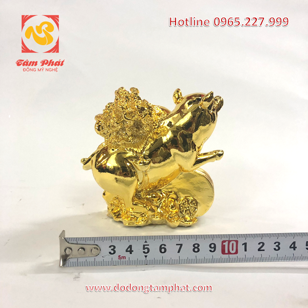 Heo vàng phong thủy cõng bắp cải đẹp sống động