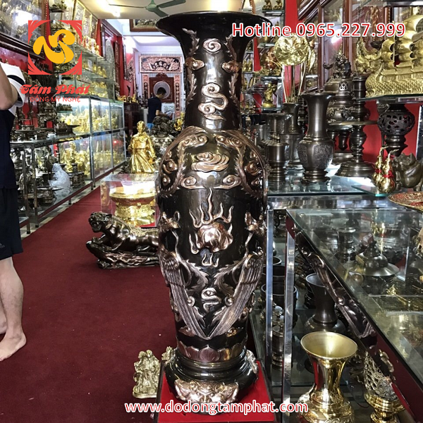 Lọ lục bình bằng đồng hun đen, hoa văn ánh kim tinh xảo