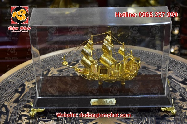 Thuyền buồm phong thủy bằng đồng mạ vàng - quà tặng cao cấp