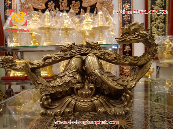 Tượng đôi cá chép tài lộc ngậm gậy Như Ý bằng đồng vàng