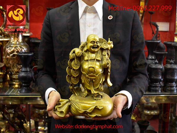 Tượng Phật Di Lặc đứng gánh tiền bằng đồng vàng hun xanh