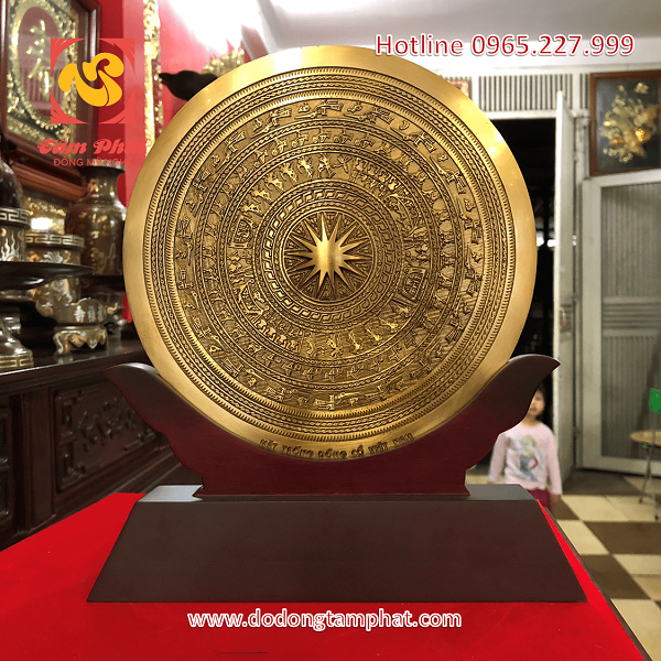 Biểu trưng mặt trống đồng Đông Sơn đường kính 30cm đế gỗ