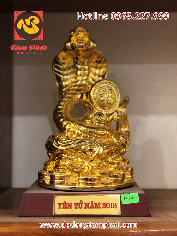 Tượng rắn phong thủy cuộn chữ Phúc bằng đồng thếp vàng