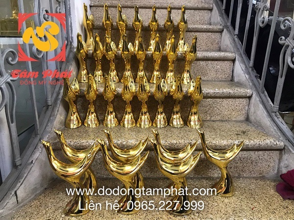 Chim hạc bằng đồng mạ vàng - quà tặng vinh danh