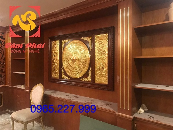 Tranh mặt trống Đông Sơn và hoa sen dát vàng 9999 khung gỗ 2m31 x 1m2