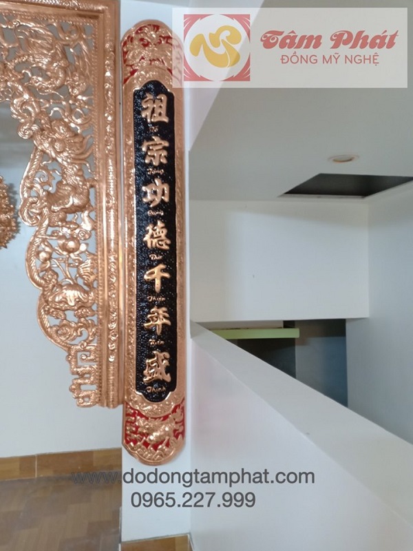 Bộ cửa võng, cuốn thư câu đối bằng đồng nguyên chất lắp đặt tại nhà khách