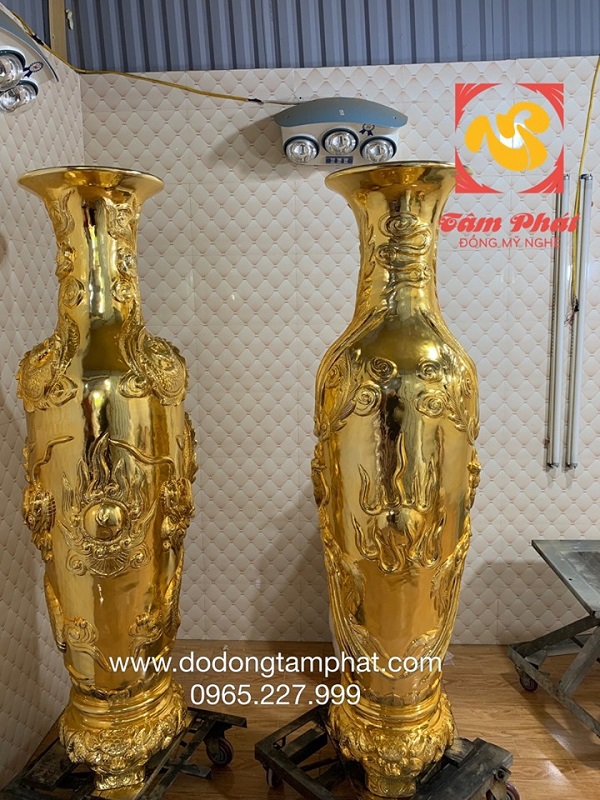Cặp lộc bình bằng đồng mạ vàng cao 1m73 nặng 280kg