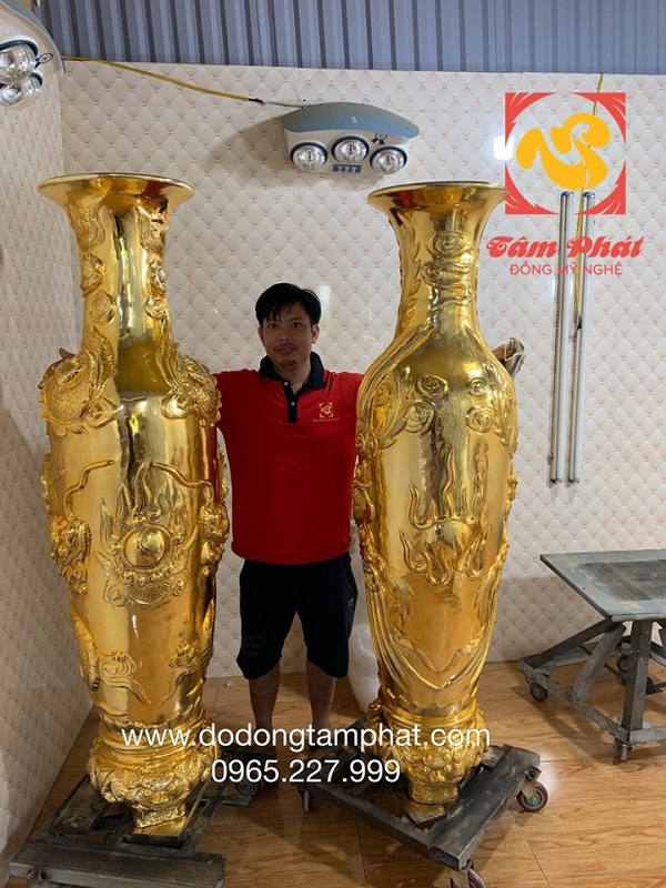 Cặp lộc bình bằng đồng mạ vàng cao 1m73 nặng 280kg