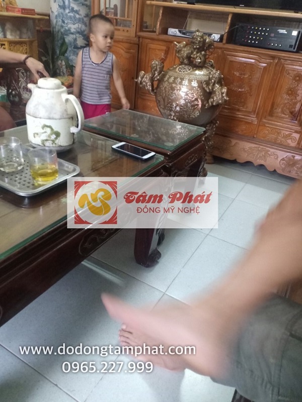 Đỉnh cầu thất lân đồng đỏ khảm tam khí cao 90cm tại nhà khách