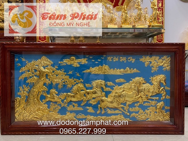 Tranh Bát Mã bằng đồng dát vàng kích thước 2,31m x 1,2m