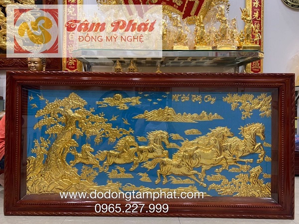 Tranh Bát Mã bằng đồng dát vàng kích thước 2,31m x 1,2m