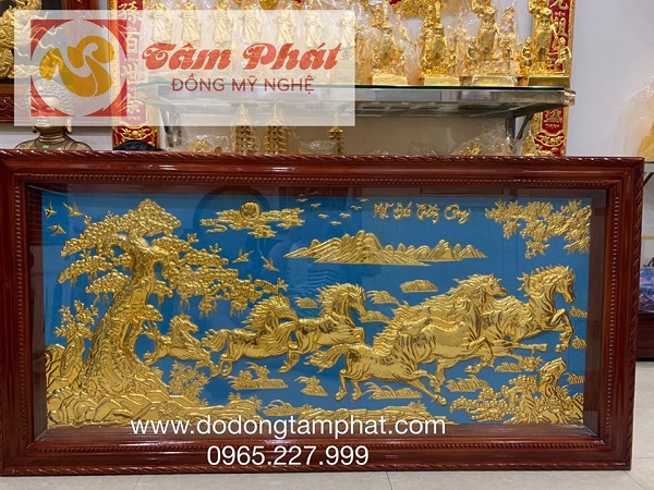 Tranh Bát Mã bằng đồng dát vàng kích thước 2,31m x 1,2m