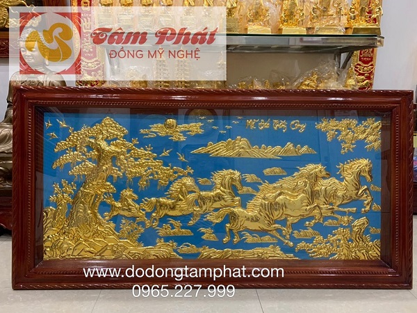 Tranh Bát Mã bằng đồng dát vàng kích thước 2,31m x 1,2m
