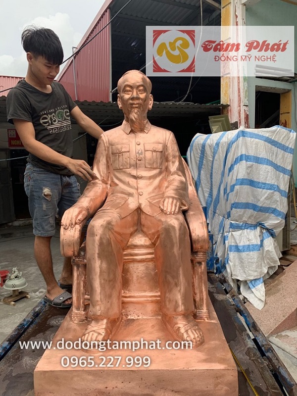 Tượng Bác Hồ ngồi ghế mây bằng đồng đỏ màu mộc cao 1m38 nặng 450kg