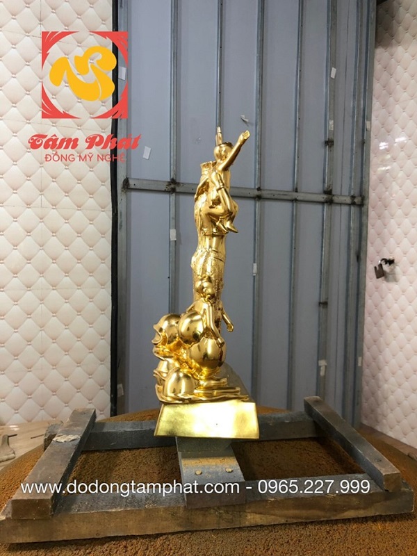 Tượng Quốc Mẫu Âu Cơ và các con dát vàng