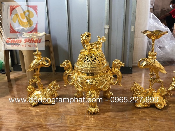 Bộ đồ thờ mang nét đẹp thiêng liêng mạ vàng sắc nét